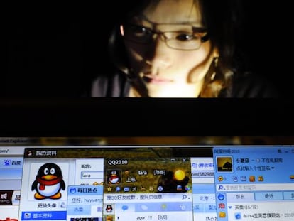 Usuária chinesa da Internet navega usando apenas serviços de empresas locais.