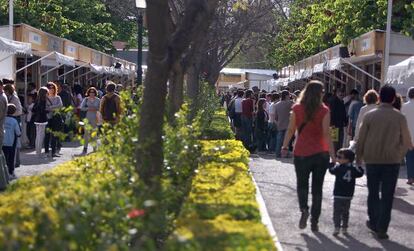 La Fira del Llibre de València, a la seua ubicació tradicional dels Jardins de Vivers.