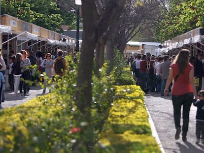 La Fira del Llibre de València, a la seua ubicació tradicional dels Jardins de Vivers.