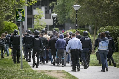 Pres&egrave;ncia policial en un acte de SCC a la UAB.