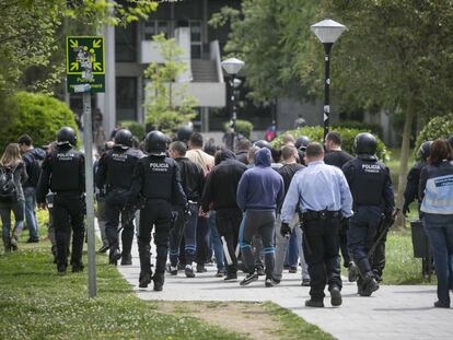 Pres&egrave;ncia policial en un acte de SCC a la UAB.