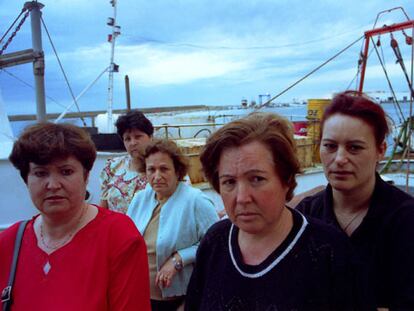 Las viudas de los pescadores fallecidos hace 26 años posan en el puerto de Adra (Almería) el 4 de mayo de 1996.