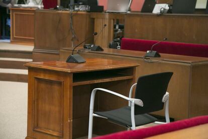 Banquillo de los acusados de una sala de vistas vacía del Tribunal Superior de Justicia de Cataluña.