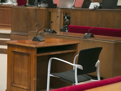 Banquillo de los acusados de una sala de vistas vacía del Tribunal Superior de Justicia de Cataluña.