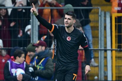 Alvaro Morata celebra su primer gol con el Galatasaray.