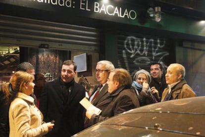 Tomás Gómez, con secretarios generales de agrupaciones del PSM a la salida de la reunión.