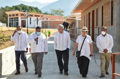 Imagen es del 17 de enero en la que aparece el presidente López Obrador, en la recién inaugurada escuela de Medicina en Juan R. Escudero (Estado de Guerrero).
