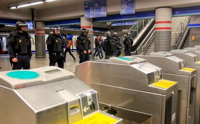 Policías antidisturbios, desplegados en los tornos del metro de Atocha-Renfe.