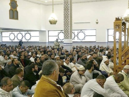 El xeic Saleh El-Maghamsi, durant la seva reunió a la mesquita de Cornellà, el 29 de maig de 2016, en una foto extreta del seu compte de Twitter.