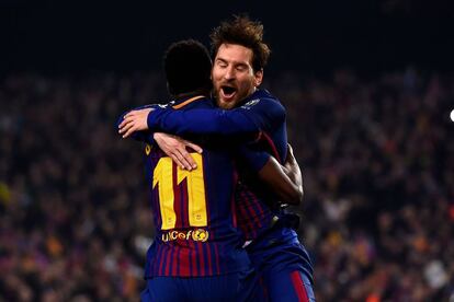 Ousmane Dembelé celebra el segundo gol del Barcelona con Messi.