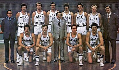 Real Madrid de la temporada 1974-75, la última de Ferrándiz como entrenador del club. De pie, de izquierda a derecha: Paco Amescua (delegado), Walter Szczerbiak, Clifford Luyk, Rafael Rullán, Luis Marí­a Prada, Cristóbal Rodrí­guez, Wayne Brabender y Lolo Sáinz (entrenador ayudante). 1ª fila, de izquierda a derecha: Carmelo Cabrera, Vicente Ramos, Pedro Ferrándiz (entrenador), Juan Antonio Corbalán y Vicente Paniagua