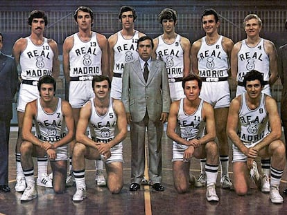 Real Madrid de la temporada 1974-75, la última de Ferrándiz como entrenador del club. De pie, de izquierda a derecha: Paco Amescua (delegado), Walter Szczerbiak, Clifford Luyk, Rafael Rullán, Luis Marí­a Prada, Cristóbal Rodrí­guez, Wayne Brabender y Lolo Sáinz (entrenador ayudante). 1ª fila, de izquierda a derecha: Carmelo Cabrera, Vicente Ramos, Pedro Ferrándiz (entrenador), Juan Antonio Corbalán y Vicente Paniagua