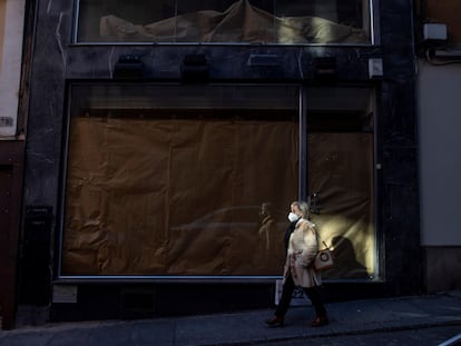 Una mujer pasa por delante de un comercio cerrado, en enero de 2021.