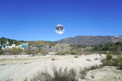 'Open Sky Emplacement' (2023), de Marcus Zúñiga, en el Benton Museum of Art de Claremont (California).