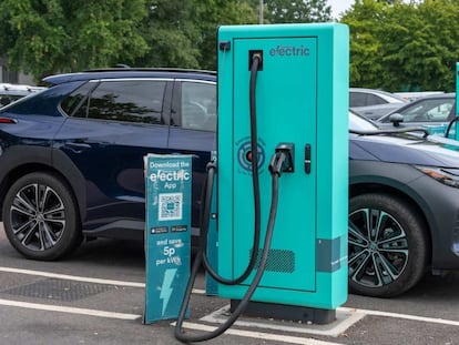 Esto ocurre cuando un coche eléctrico se queda sin batería -y consejos para evitarlo-