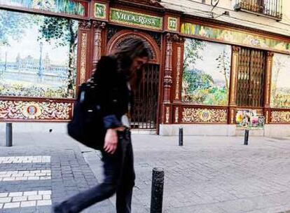 Fachada del club Villa Rosa, en la plaza de Santa Ana, donde Miguel Bosé se convertía en el trav<b>esti Letal e</b>n <i>Tacones lejanos</i> (1991).