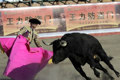 El diestro español, José Ignacio Ramos, en un lance de la corrida celebrada ayer en Shanghai.