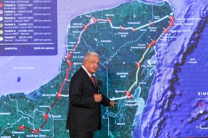 Andrés Manuel López Obrador muestra el trazado de las estaciones del Tren Maya, durante una de sus conferencias matutinas.