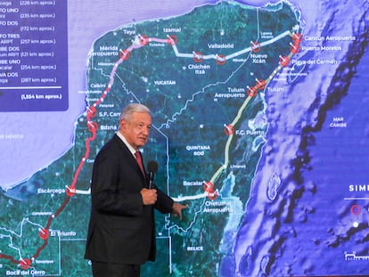 Andrés Manuel López Obrador muestra el trazado de las estaciones del Tren Maya, durante una de sus conferencias matutinas.