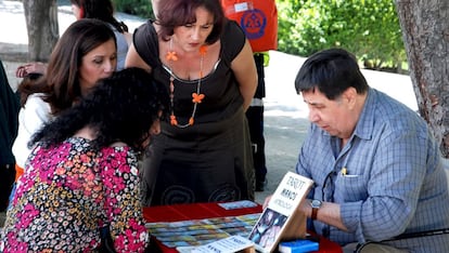 Un grupo de personas practica el tarot en el Retiro de Madrid.