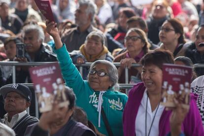 López Obrador repartió la Cartilla Moral en un acto en Chalco (Estado de México).