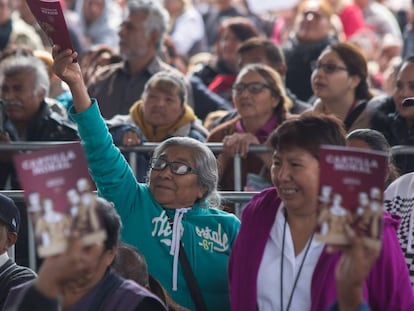 López Obrador repartió la Cartilla Moral en un acto en Chalco (Estado de México).