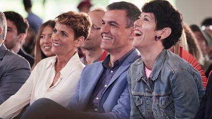 María Chivite, Pedro Sánchez y la candidata a la alcaldía de Pamplona, Elma Saiz, el pasado 29 de abril en un mitin del PSOE en la capital navarra.