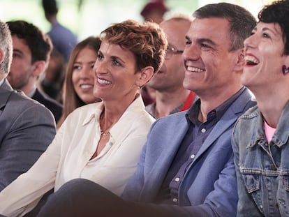 María Chivite, Pedro Sánchez y la candidata a la alcaldía de Pamplona, Elma Saiz, el pasado 29 de abril en un mitin del PSOE en la capital navarra.