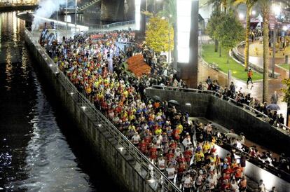 Participantes de la maratón nocturna de Bilbao en una edición anterior.