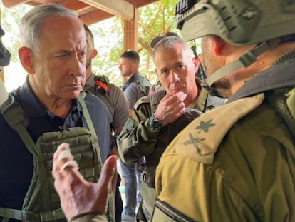 El primer ministro de Israel, Benjamín Netanyahu, visita a los soldados apostados en las afueras de la franja de Gaza, este sábado.