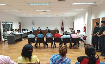De espaldas, los acusados de violar a una niña en Salta escuchan a los magistrados en la apertura del juicio.