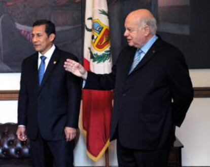 El presidente de Perú, Ollanta Humala (i), es recibido por el secretario general de la Organización de Estados Americanos (OEA), José Miguel Insulza (d), hoy, miércoles 12 de junio 2013, en la sede del organismo hemisférico en Washington DC (EE.UU.).