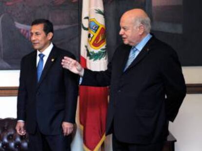 El presidente de Perú, Ollanta Humala (i), es recibido por el secretario general de la Organización de Estados Americanos (OEA), José Miguel Insulza (d), hoy, miércoles 12 de junio 2013, en la sede del organismo hemisférico en Washington DC (EE.UU.).