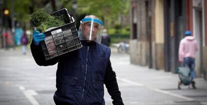 Un repartidor lleva la compra a un domicilio en Pamplona.