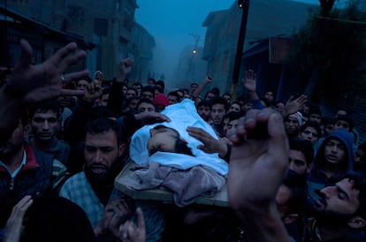 Funeral por un civil muerto por el ejército indio, en Srinagar, Cachemira.