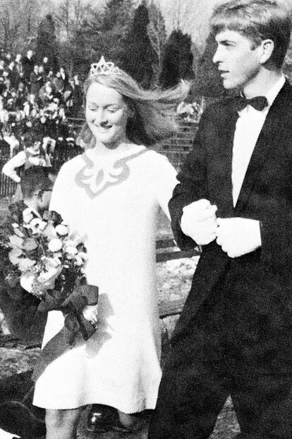 Meryl Streep apostó por un vestido de aires un tanto playeros y dejó claro que estaba de graduación gracias a una tiara princesil.