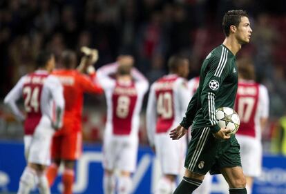 Ronaldo, se lleva el balón tras marcar tres goles ante el Ajax.
