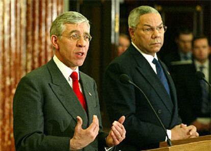 Powell y Straw atienden a los medios tras su reunión de ayer en Washington.