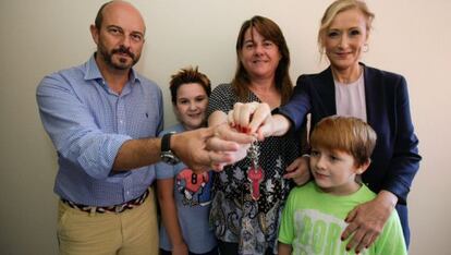 Cifuentes, durante la entrega de llaves de una vivienda en el barrio madrileño de la Ventilla a una familia en situación de especial necesidad.