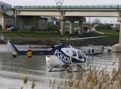 Rastreo de los equipos de búsqueda en el río Guadalquivir