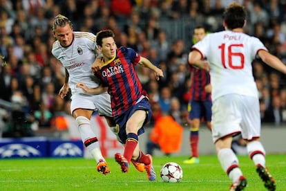Messi trata de irse de Mexès.