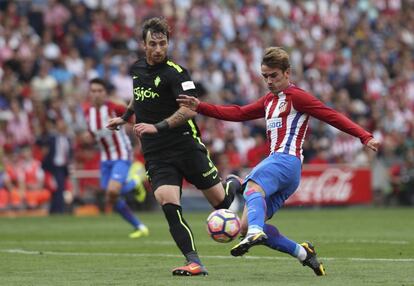 Griezmann controla el balón ante el acoso de Fernando Amorebieta.