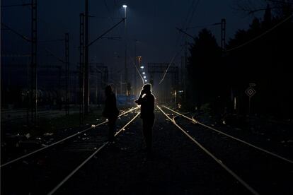 Un inmigrante en una estación de tren en la frontera griega, al norte de Idomeni.