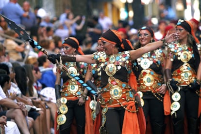 Una <i>filà</i> de mujeres desfila con honor por las calles de Ontinyent, ayer, en la entrada cristiana de la <i>Festa de Moros i Cristians.</i>