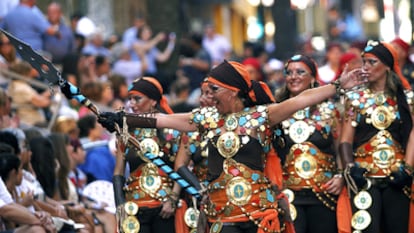 Un grup de dones desfila pels carrers d'Ontinyent, en l'entrada de la Festa de Moros i Cristians, en una imatge d'arxiu.