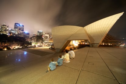 La Ópera de Sidney, inaugurada en 1973 y proyectada por el arquitecto danés Jorn Oberg Utzon, aloja cinco salas con una capacidad conjunta de más de 5.500 espectadores.