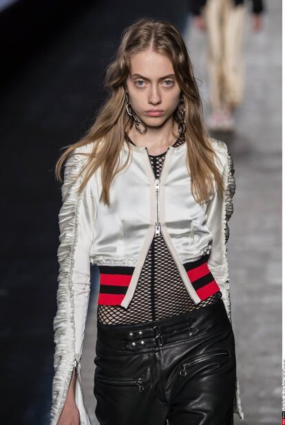 Alexander Wang presentó esta bomber en la semana de la moda de Nueva York. El toque 'Wang' lo puso el satén y las mangas drapeadas.