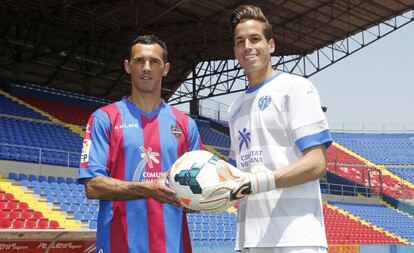 El centrocampista Sergio Pinto, derecha, y el portero Javi Jiménez, en su presentación con el Levante. El portugués, de 32 años, procede del Hannover y se enfrentó el curso pasado al club granota en Liga Europa. Jiménez, de 26 años, llega del Murcia y asegura que, aunque su compañero Keylor Navas tenga ventaja por llevar dos años en Valencia, ambos pelearán por la titularidad bajo palos.