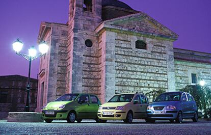 Tres utilitarios económicos en Cerezo de Mohernando (Guadalajara). De izquierda a derecha: línea estilizada en el Daewoo Matiz; frontal con presencia en el Fiat Panda, y carrocería más alta en el Hyundai Atos.