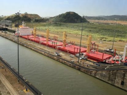 Vista panor&aacute;mica de dos barcos transitando la esclusa de Miraflores en el Canal de Panam&aacute;.